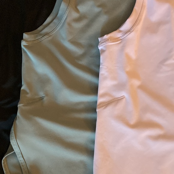 Set of 4 workout tanks - Picture 2 of 4